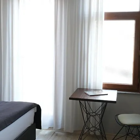 Senior Pera Suites 2*
