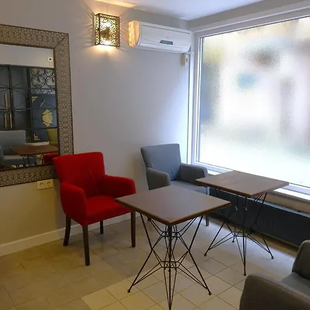 Senior Pera Suites 2*